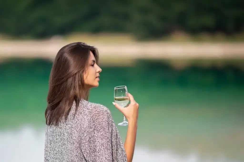 Kobiecy alkoholizm: kobieta w&nbsp;alkoholowym zniewoleniu